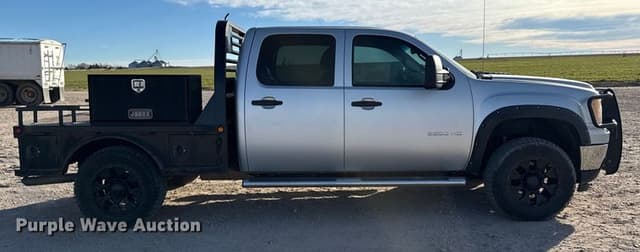 Image of GMC 2500HD equipment image 3