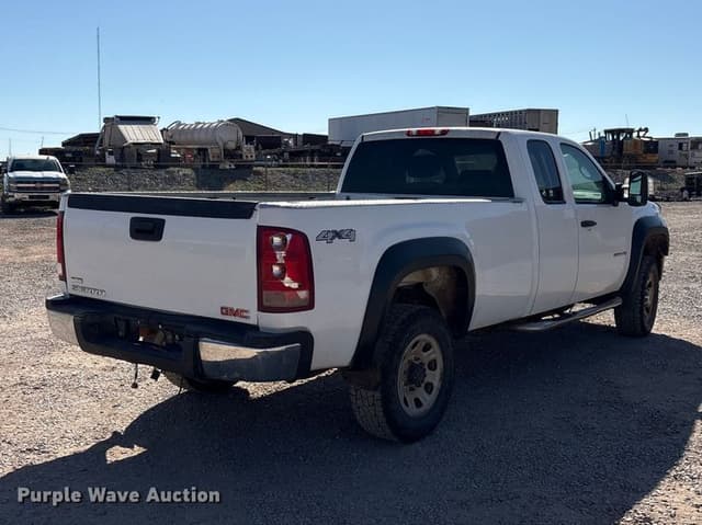 Image of GMC 3500HD equipment image 4