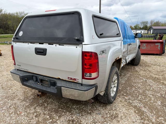 Image of GMC Sierra equipment image 3