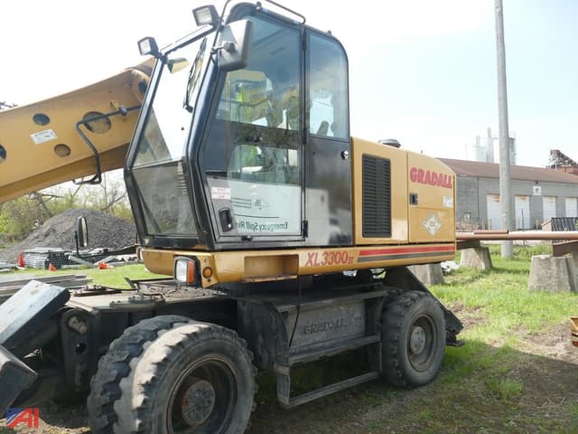 Image of Gradall XL3300 equipment image 2