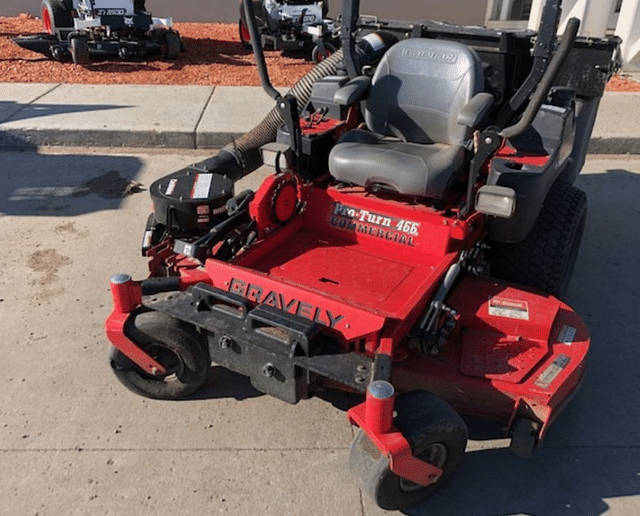 Image of Gravely Pro-Turn 466 equipment image 3