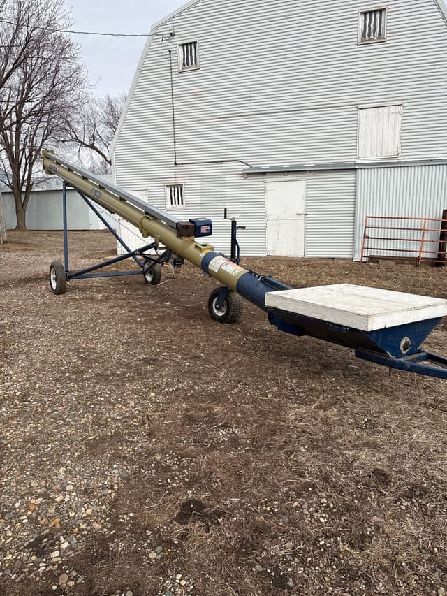 Image of International Harvester T1032 equipment image 1