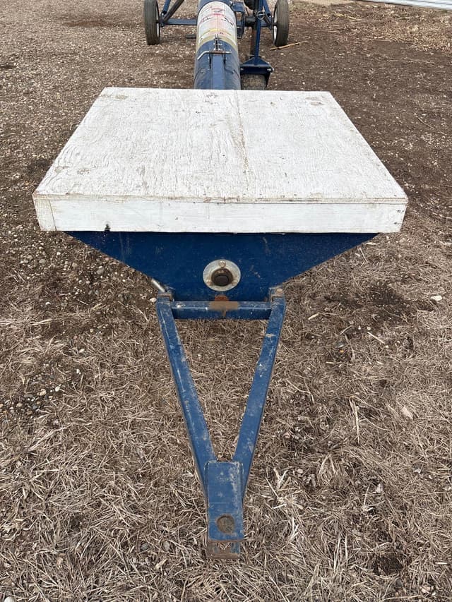 Image of International Harvester T1032 equipment image 4