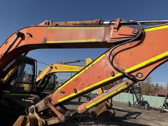 Image of Hitachi ZX200LC-3 equipment image 4