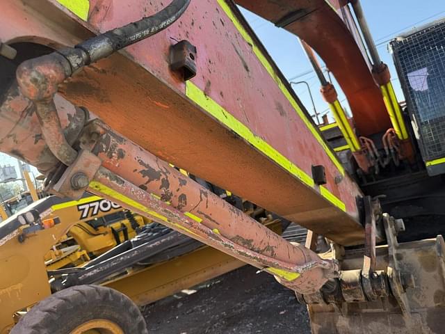 Image of Hitachi ZX200LC-3 equipment image 2