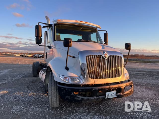 Image of International 8600 equipment image 3