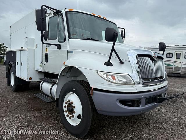Image of International 4400 equipment image 2