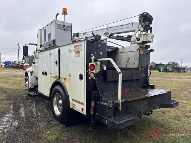 Image of International 4400 equipment image 3