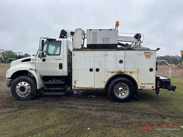 Image of International 4400 equipment image 4