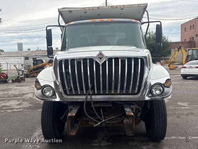 Image of International 7400 equipment image 1