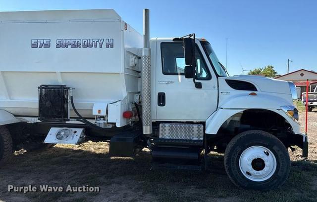 Image of International 7400 equipment image 3