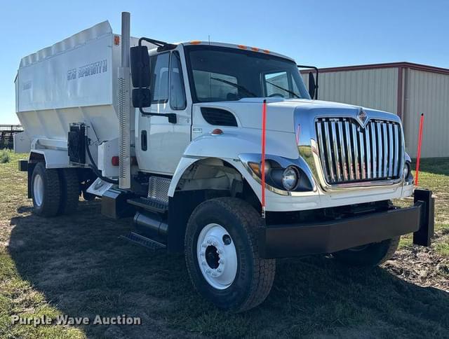 Image of International 7400 equipment image 2