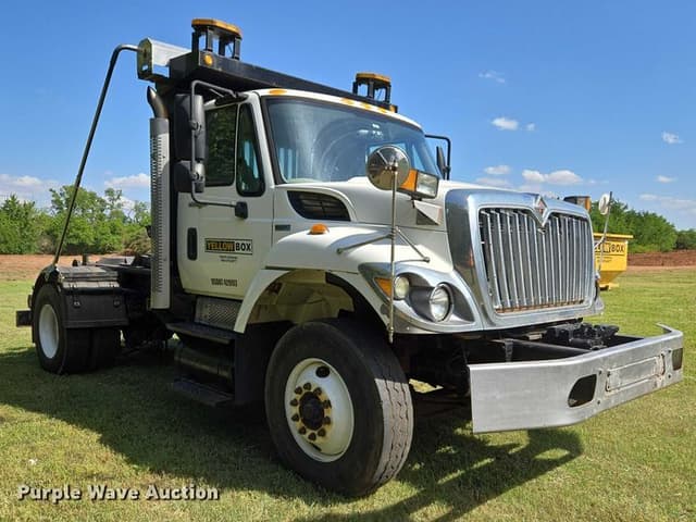 Image of International 7400 equipment image 2