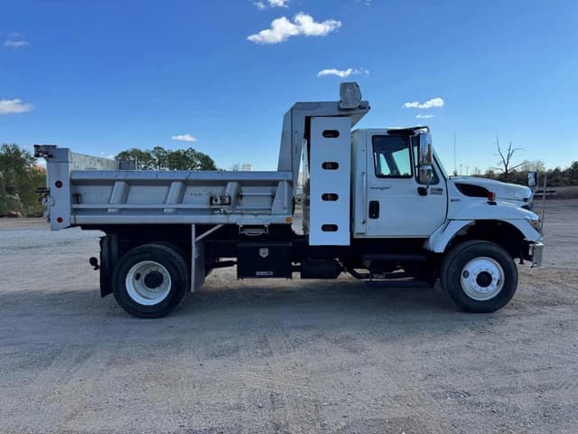 Image of International 7400 equipment image 1