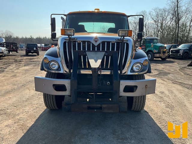 Image of International 7400 equipment image 1