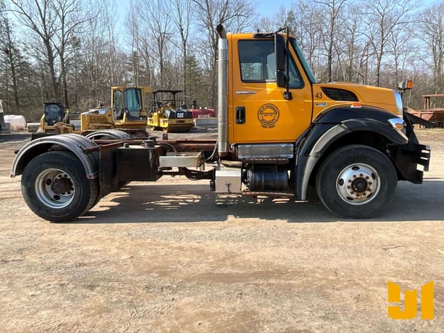 Image of International 7400 equipment image 3