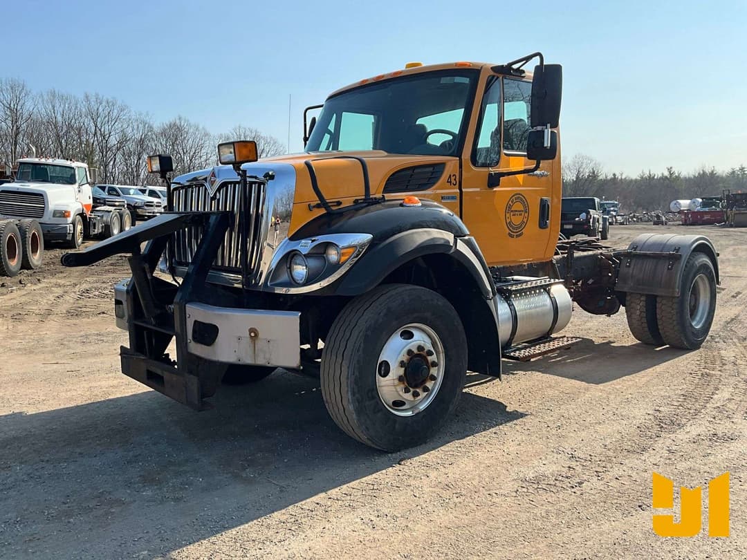 Image of International 7400 Primary image