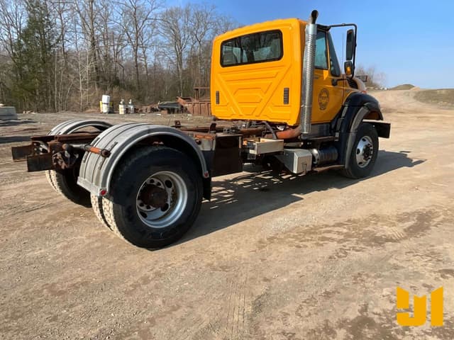 Image of International 7400 equipment image 4