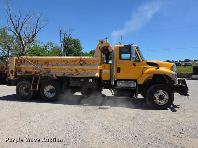 Image of International 7500 equipment image 3