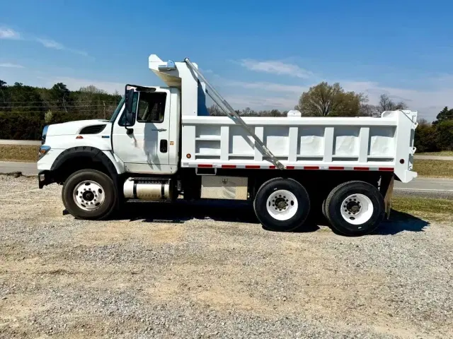 Image of International 7600 equipment image 4