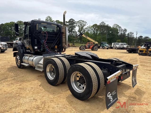 Image of International 7600 SBA equipment image 2