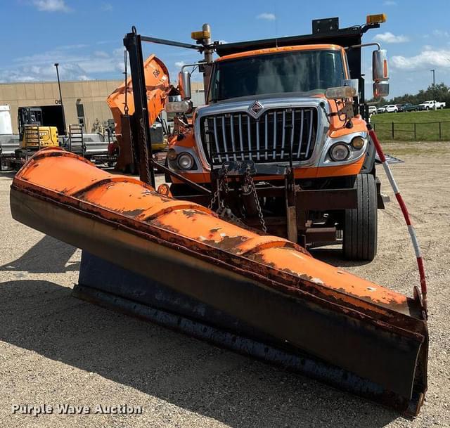 Image of International 7600 equipment image 1