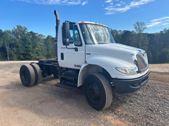 Image of International DuraStar 4400 equipment image 1
