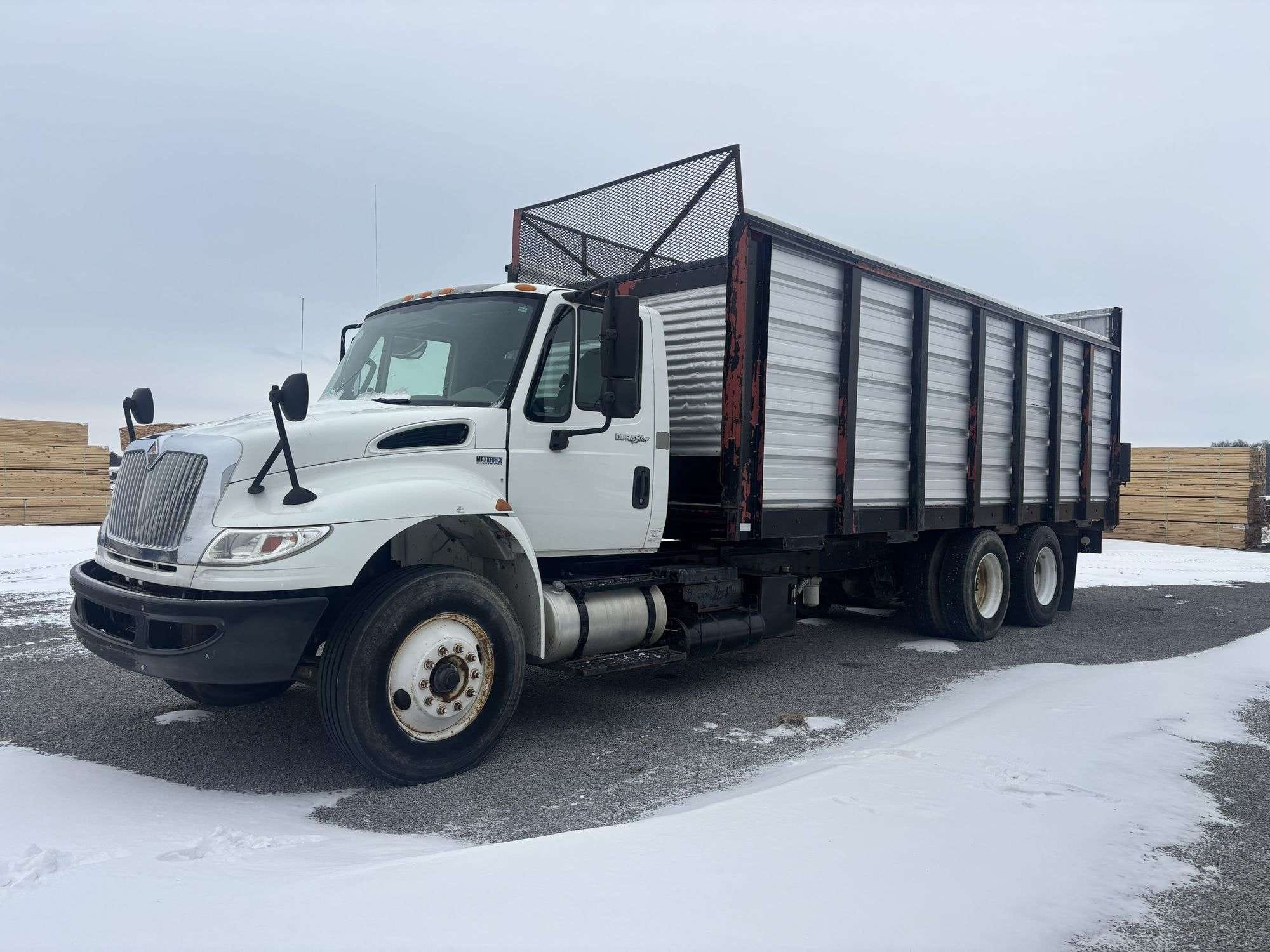 2012 International Dura Star 4400 Equipment Image0