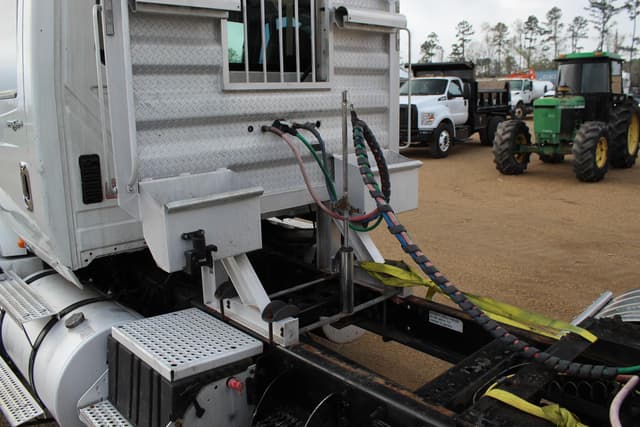 Image of International ProStar+ 122 equipment image 4