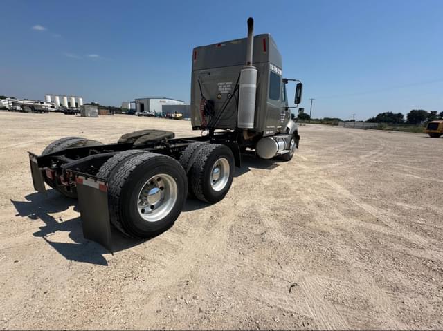 Image of International ProStar Plus 122 equipment image 4