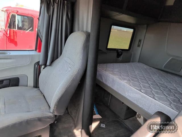 Image of International ProStar Plus 122 equipment image 3