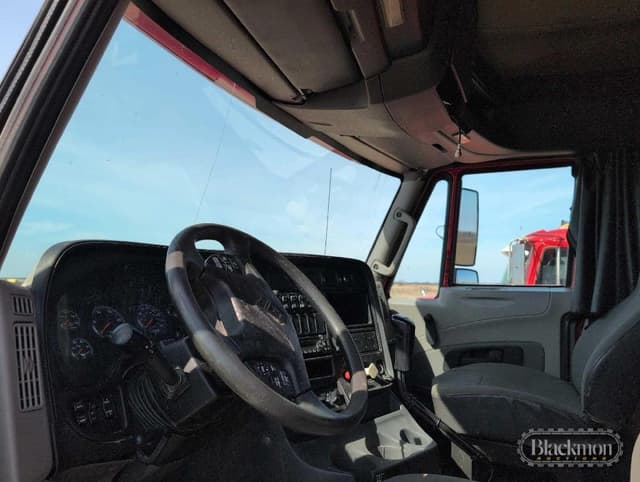 Image of International ProStar Plus 122 equipment image 2