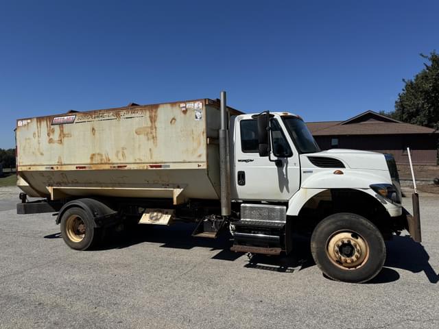 Image of International Workstar 7400 equipment image 2