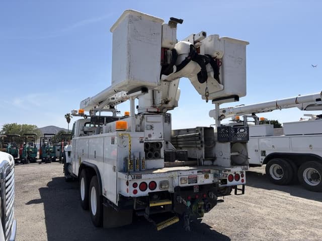 Image of International Workstar 7400 equipment image 3