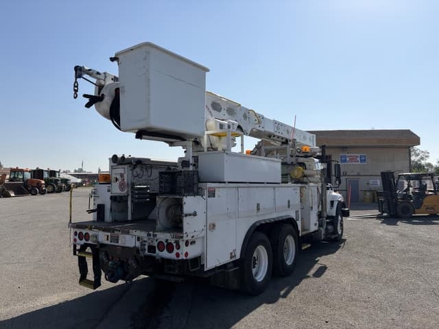 Image of International Workstar 7400 equipment image 2