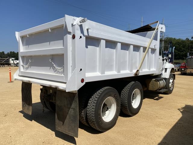 Image of International 7400 equipment image 2