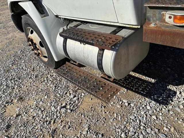 Image of International 4300 equipment image 4