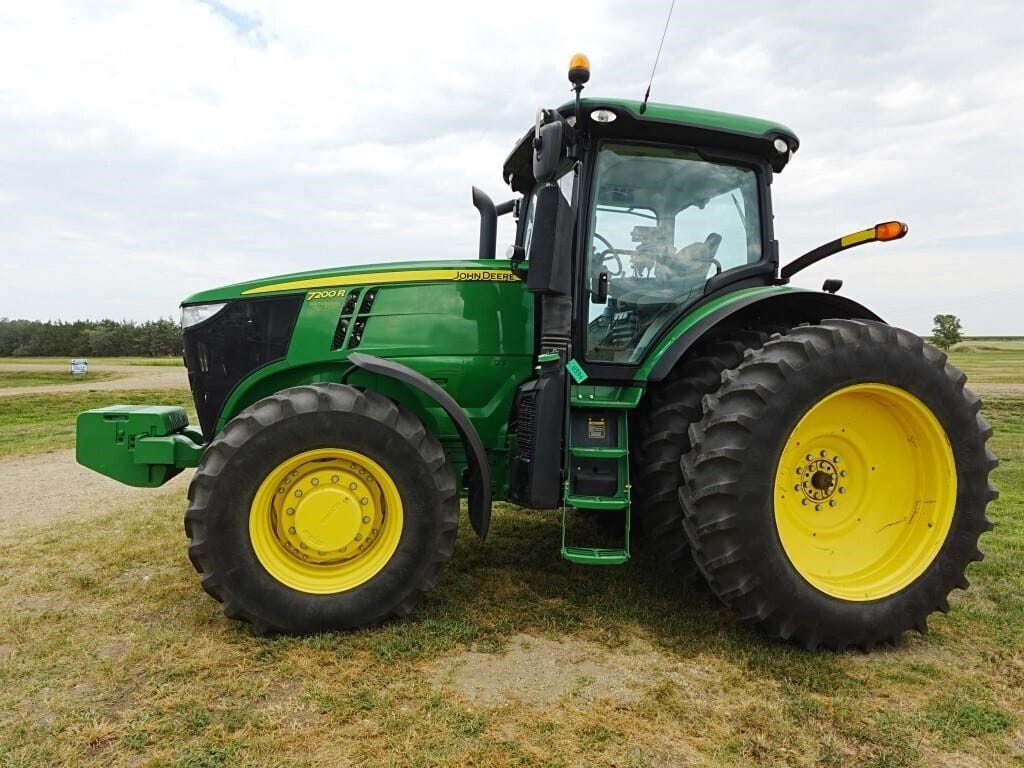 2012 John Deere 7200R Equipment Image0