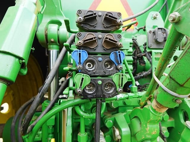 Image of John Deere 7200R equipment image 4