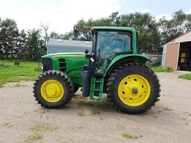 Image of John Deere 7330 equipment image 1