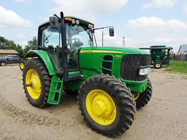 Image of John Deere 7330 equipment image 3