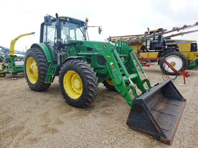 Image of John Deere 7330 equipment image 1