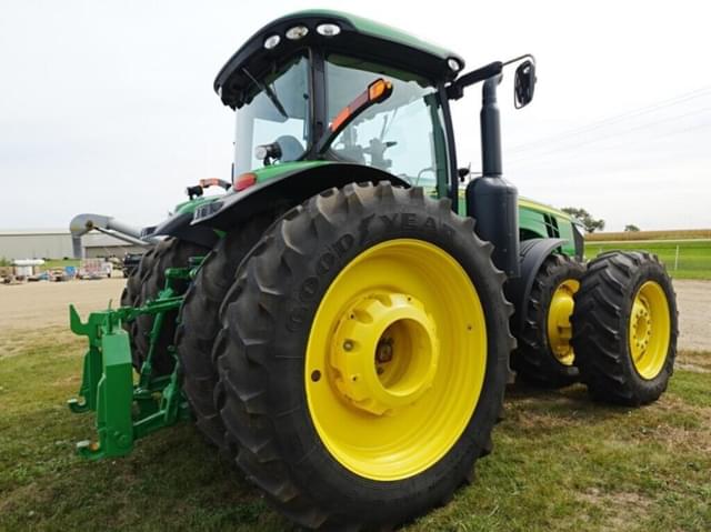 Image of John Deere 8335R equipment image 1