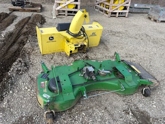 Image of John Deere 1023E equipment image 3