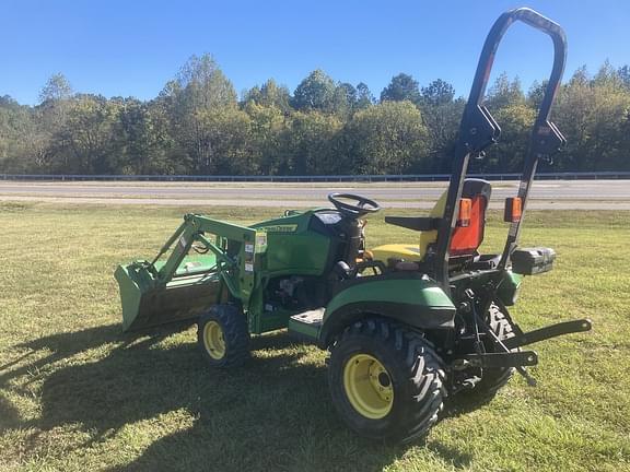 Image of John Deere 1026R equipment image 4