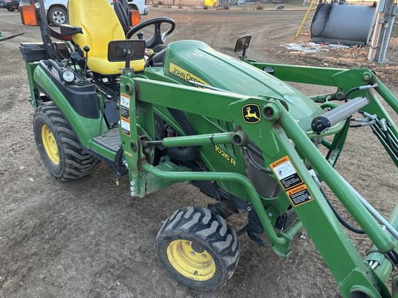 Image of John Deere 1026R equipment image 4