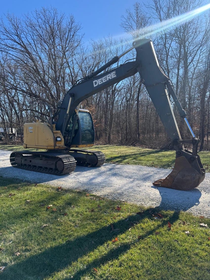 Image of John Deere 135D Primary image