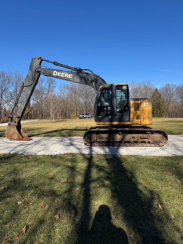 Image of John Deere 135D equipment image 1