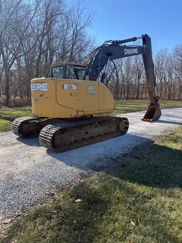 Image of John Deere 135D equipment image 3