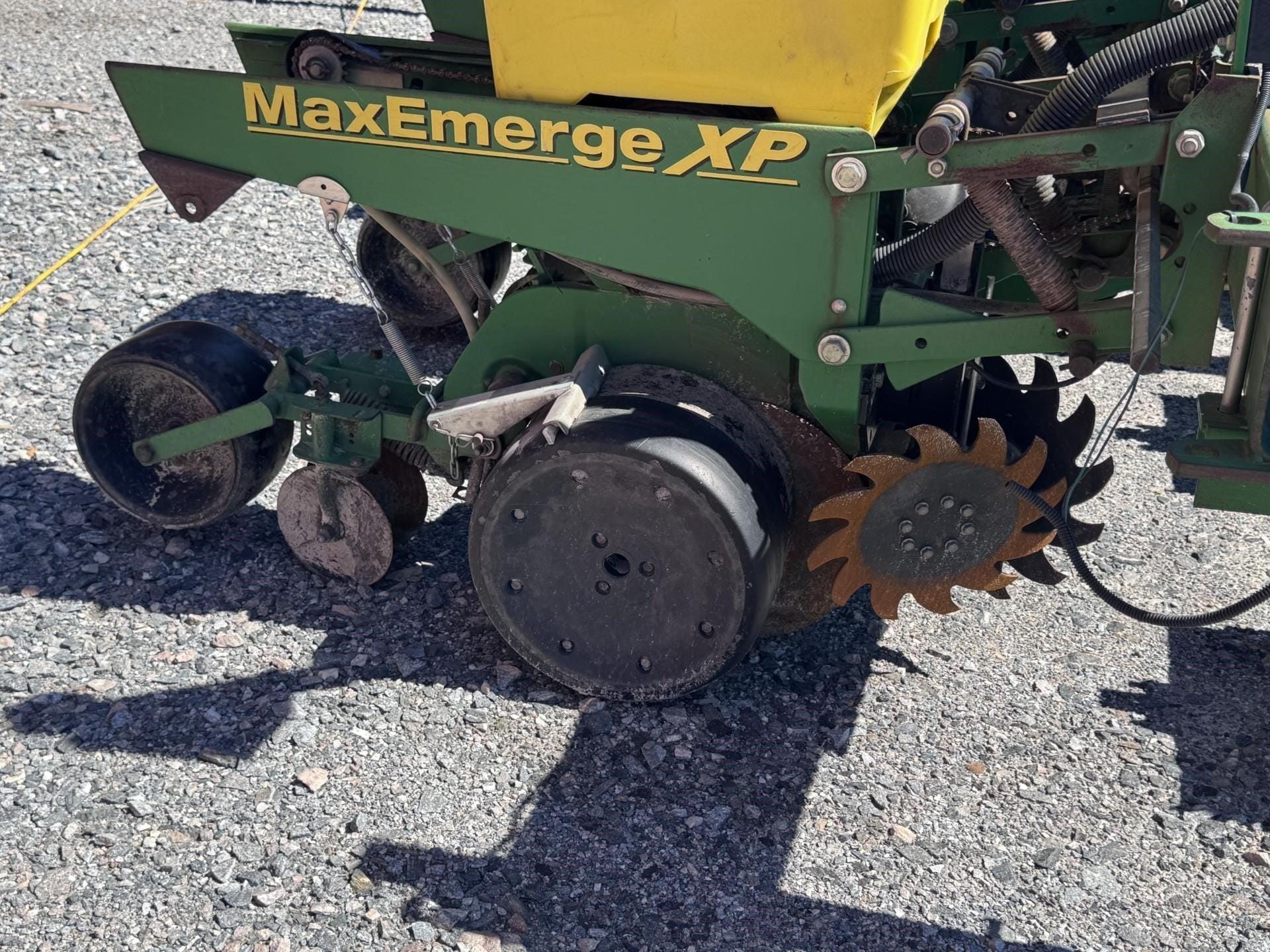 2012 John Deere 1700 Equipment Image0